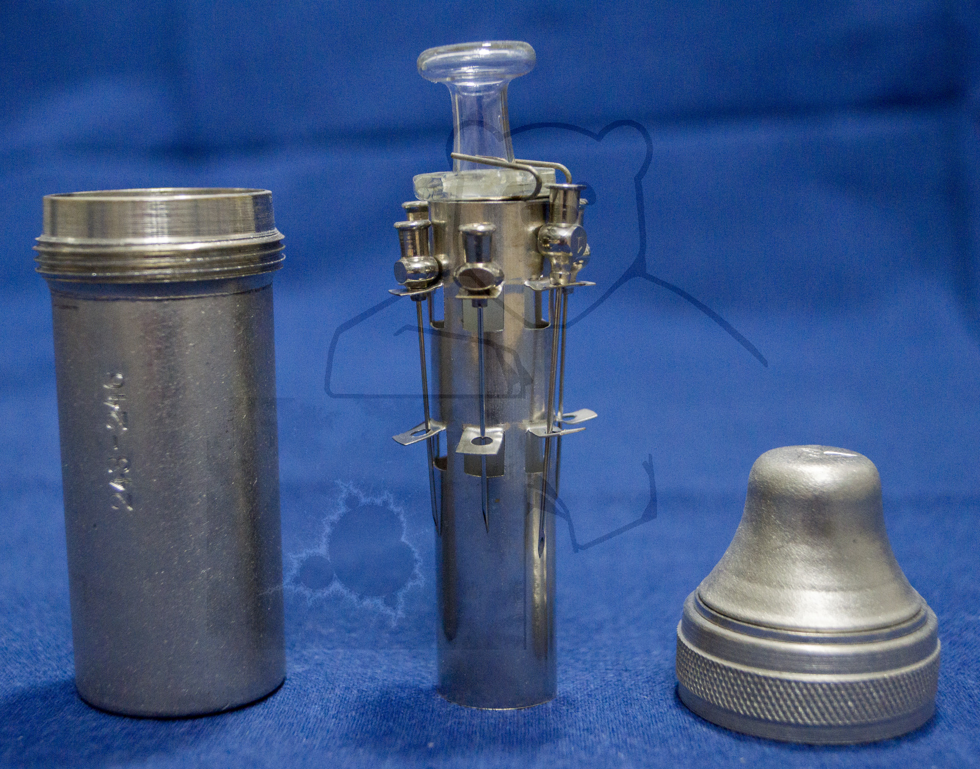 Sterilisierbare Transportbox für 2ml Glasspritzen mit Drehverschluss, Mitte der 1960'er Jahre, Geöffnete Box, Träger für die Spritze und Kanülen entnommen